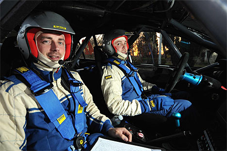 Mens solen går ned er Kasper Sørensen og Kim Madsen klar til start på første hastighedsprøve.